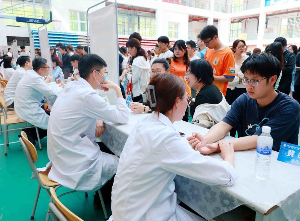 健康校園新風尚 青島理工大學中醫文化市集暨義診咨詢活動紀實