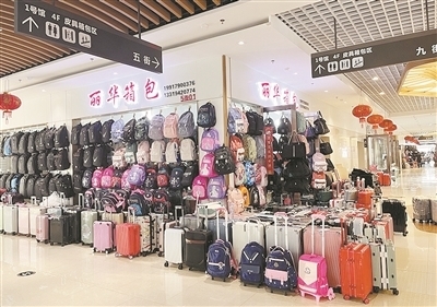 開學季遇上旅游熱，南昌箱包市場銷售火爆，日用百貨同步升溫